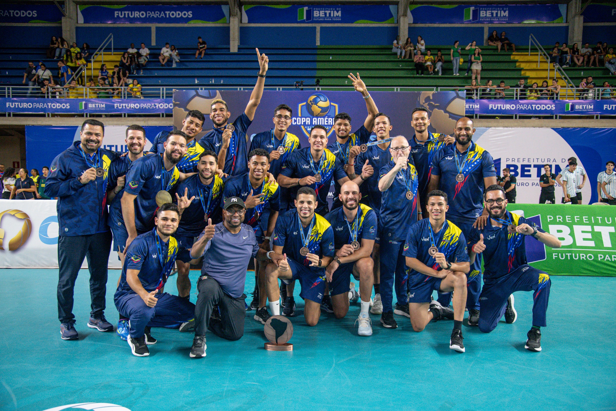 Voleibol masculino renace con bronce