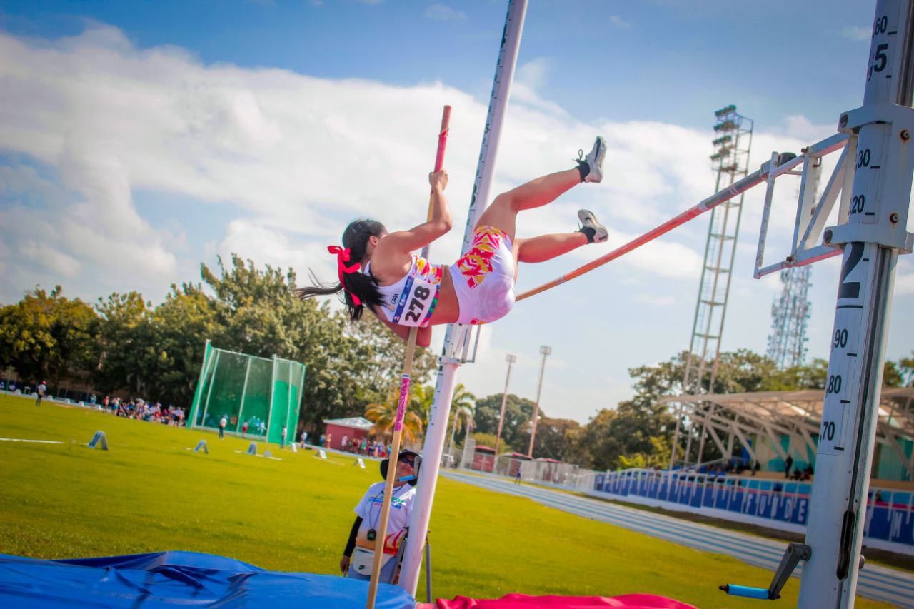 Lara mantiene liderato en atletismo