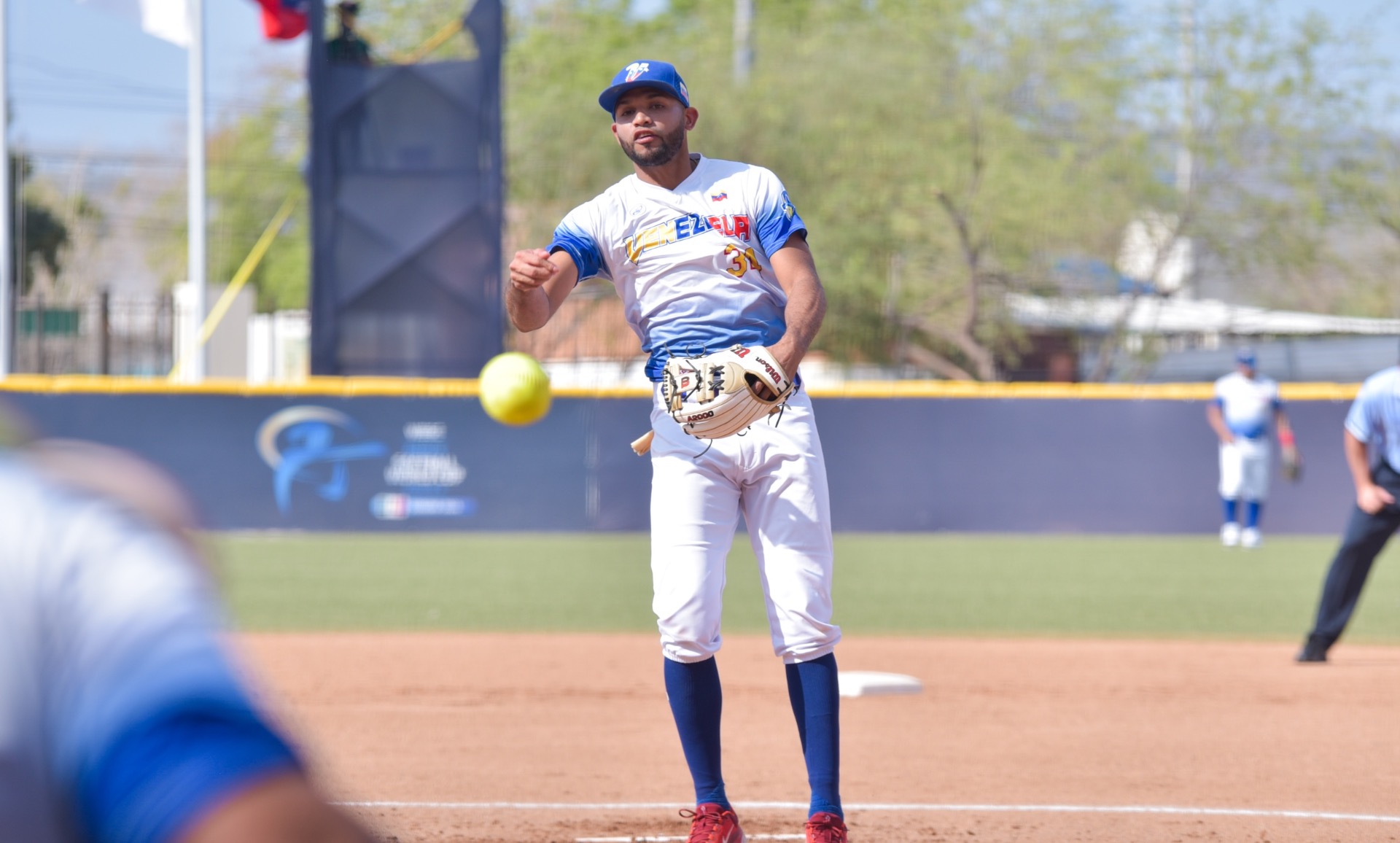 Softbol se metió en la pelea por el título