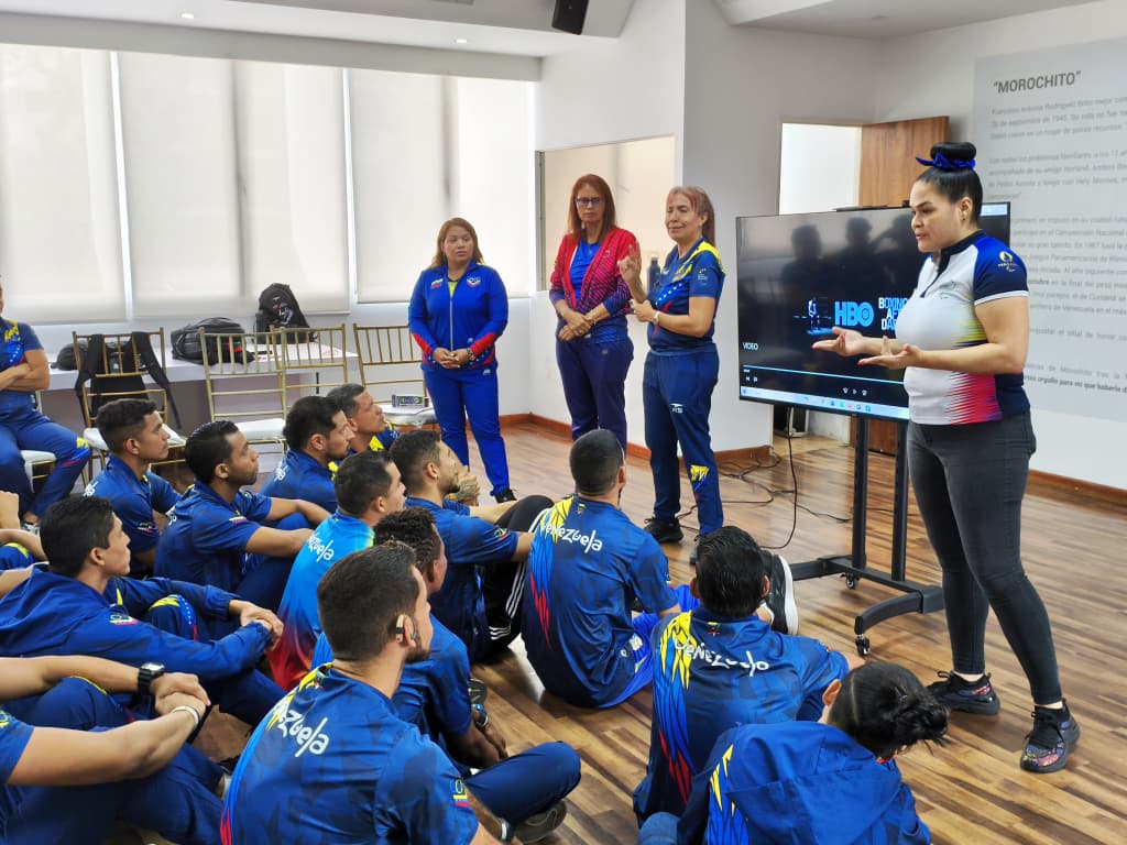 Atletas reciben taller de psicología deportiva
