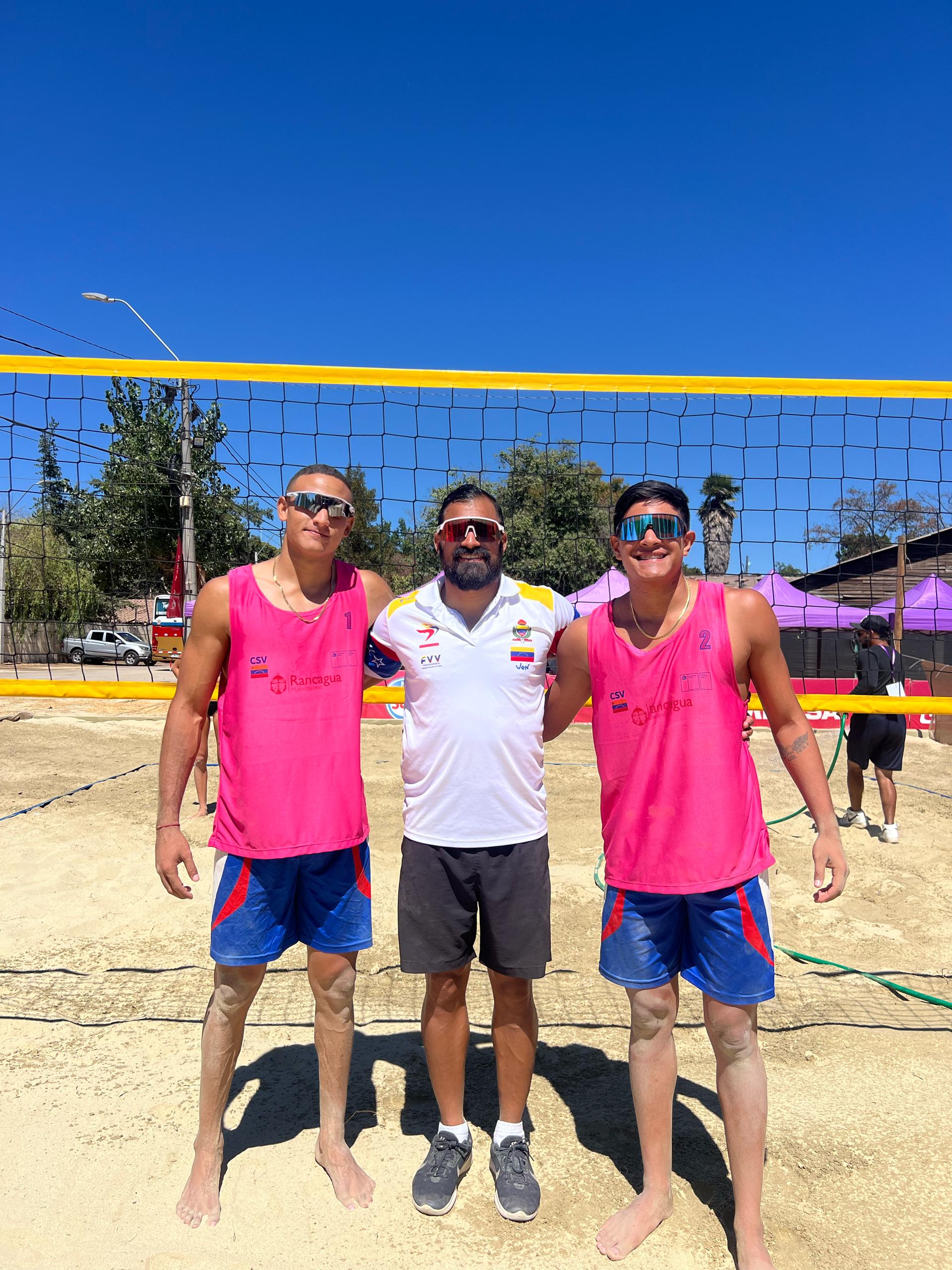 Juliangel Vargas y Esyenser Delgados en cuartos del Voleibol de Playa