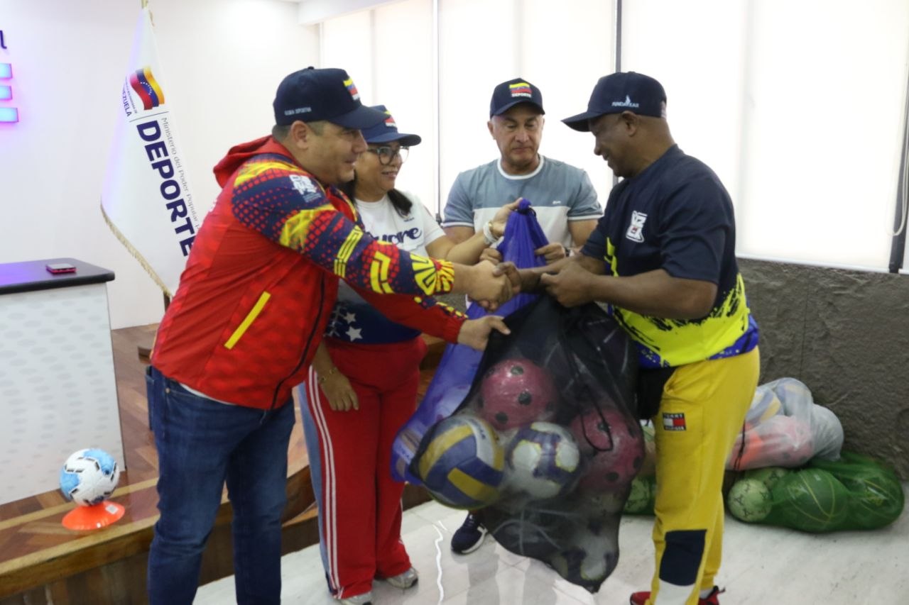 Glorias deportivas recibieron material de apoyo
