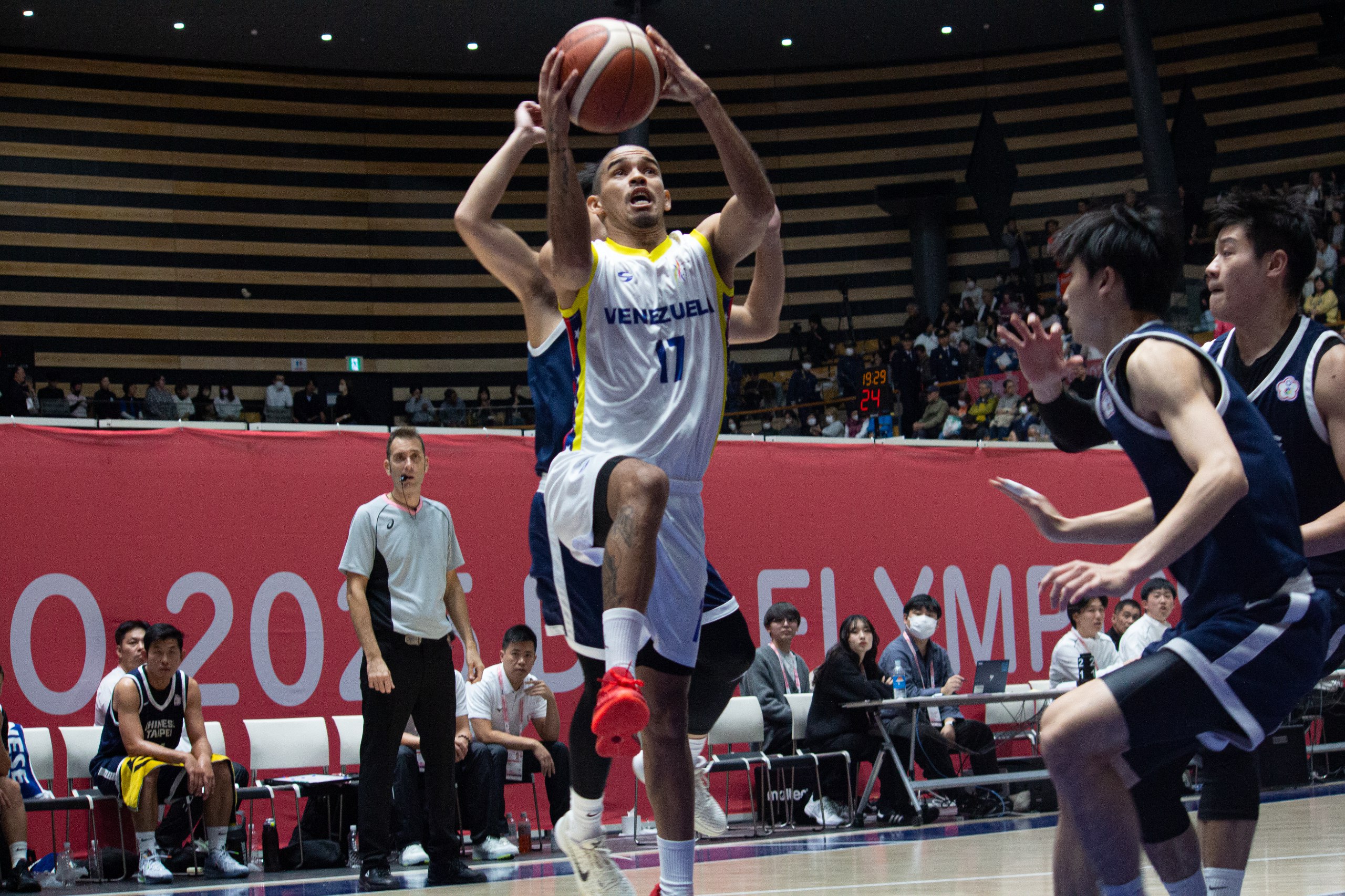 Baloncesto clasificó a cuartos con ventaja récord