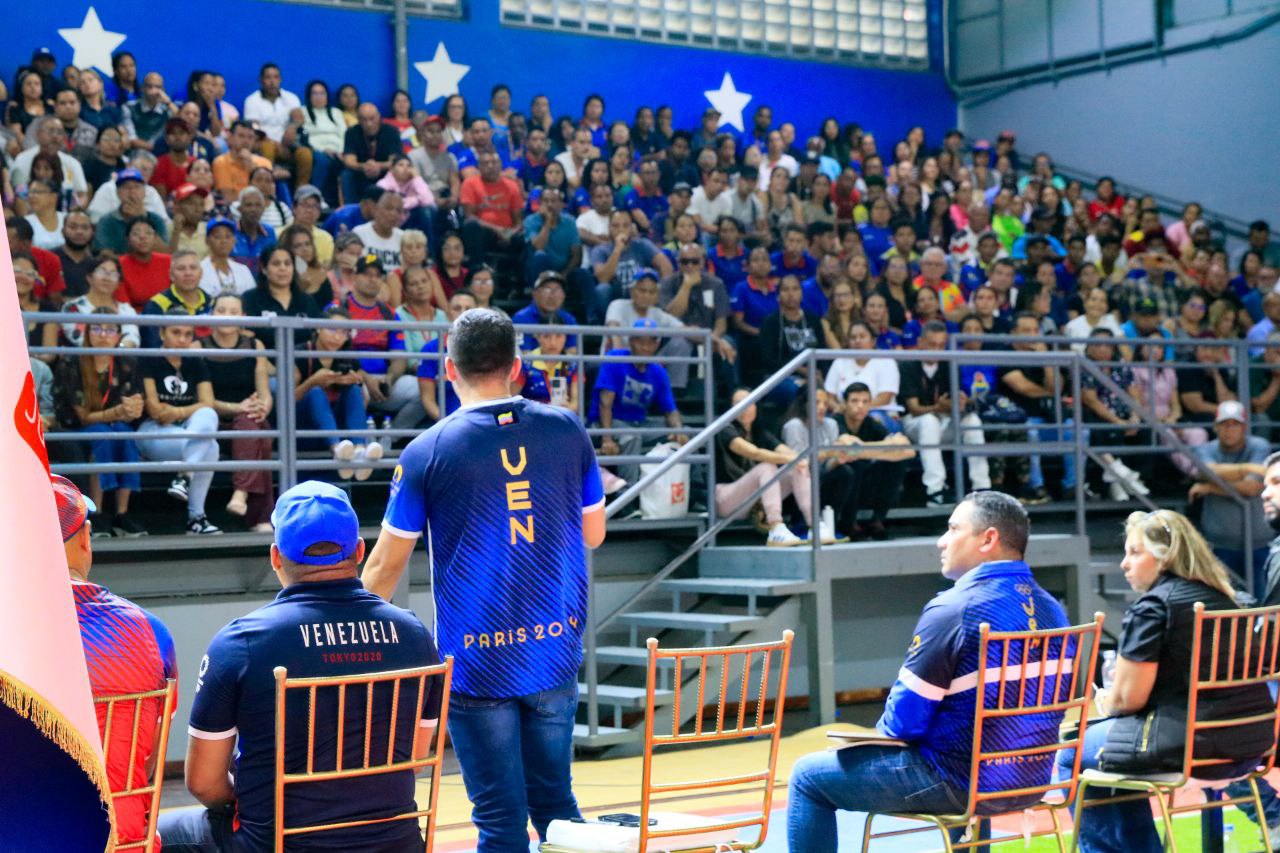 Ministro Arnaldo Sánchez se reúne con trabajadores del Mindeporte y el IND para realizar trabajo en conjunto
