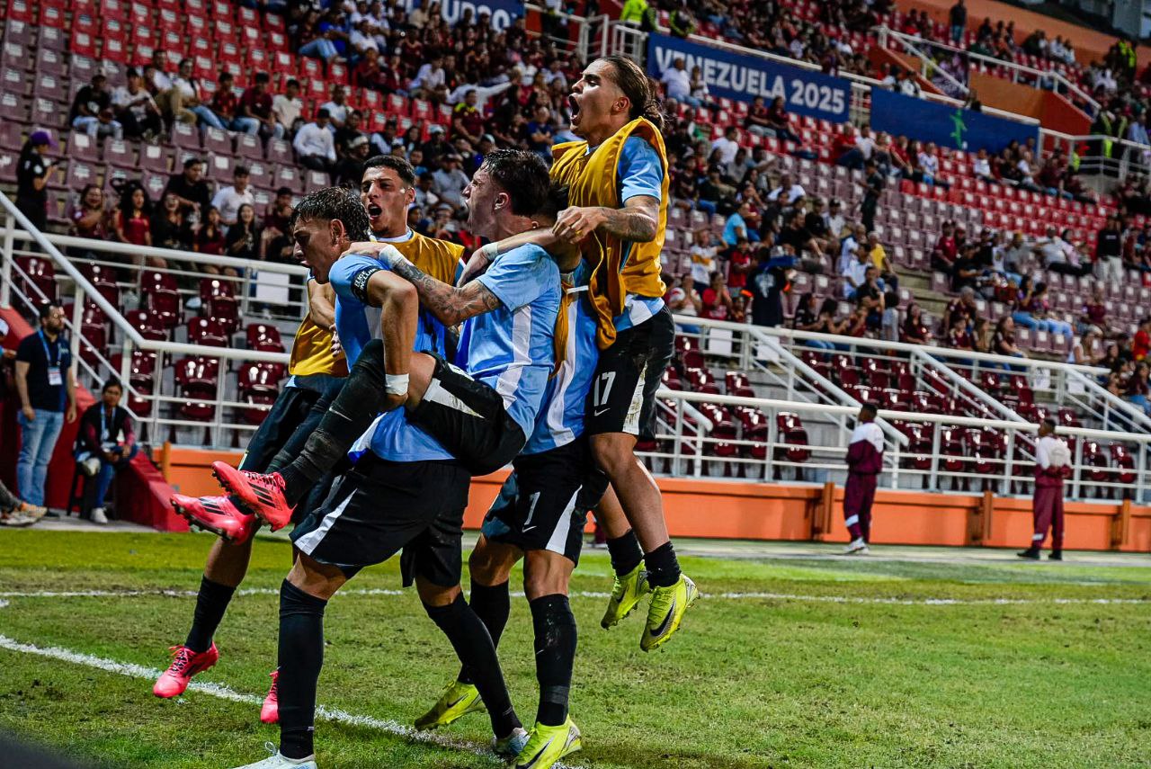 Debut y victoria charrúa en el suramericano sub-20