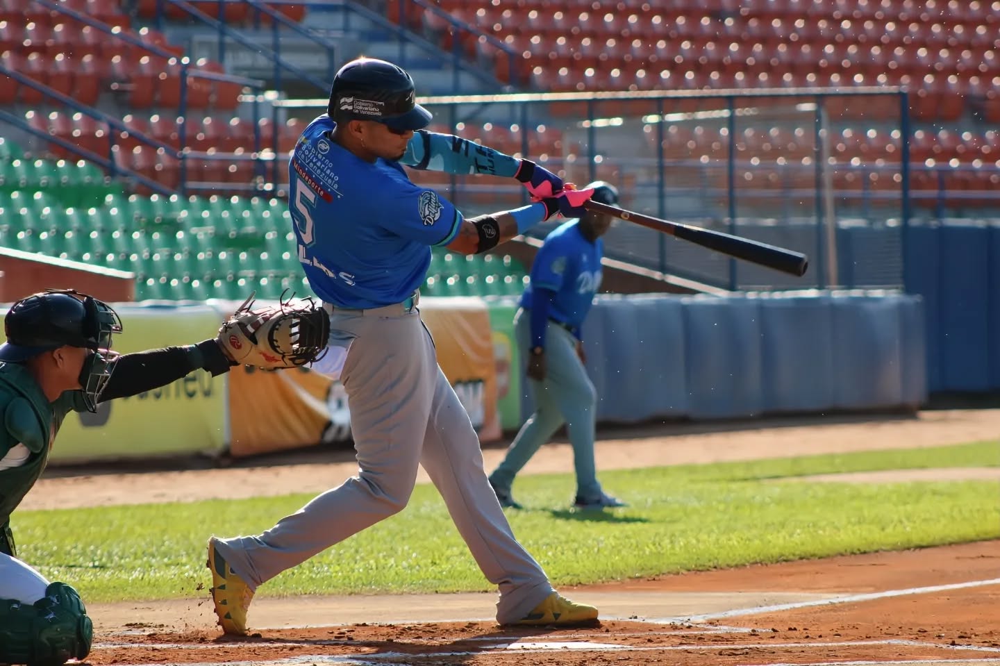 Delfines igualó la final a punta de batazos