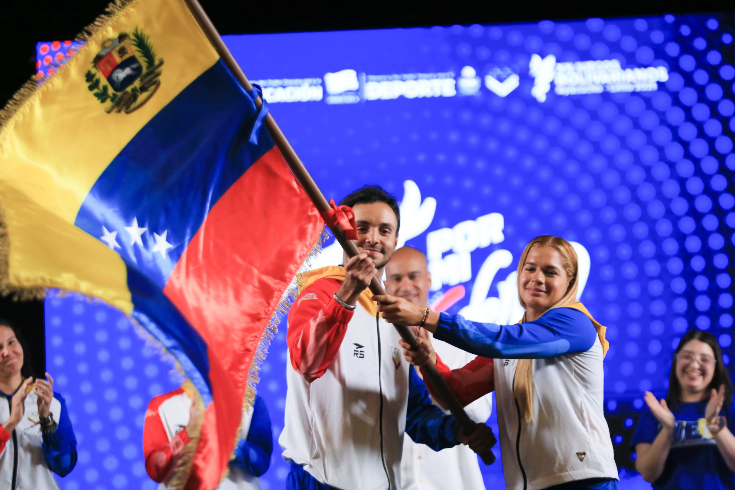 Jorge Otaiza y Yocelin Canache abanderados