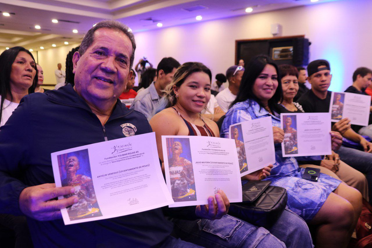 Fundación Yulimar Rojas entregó becas a los clasificados a París