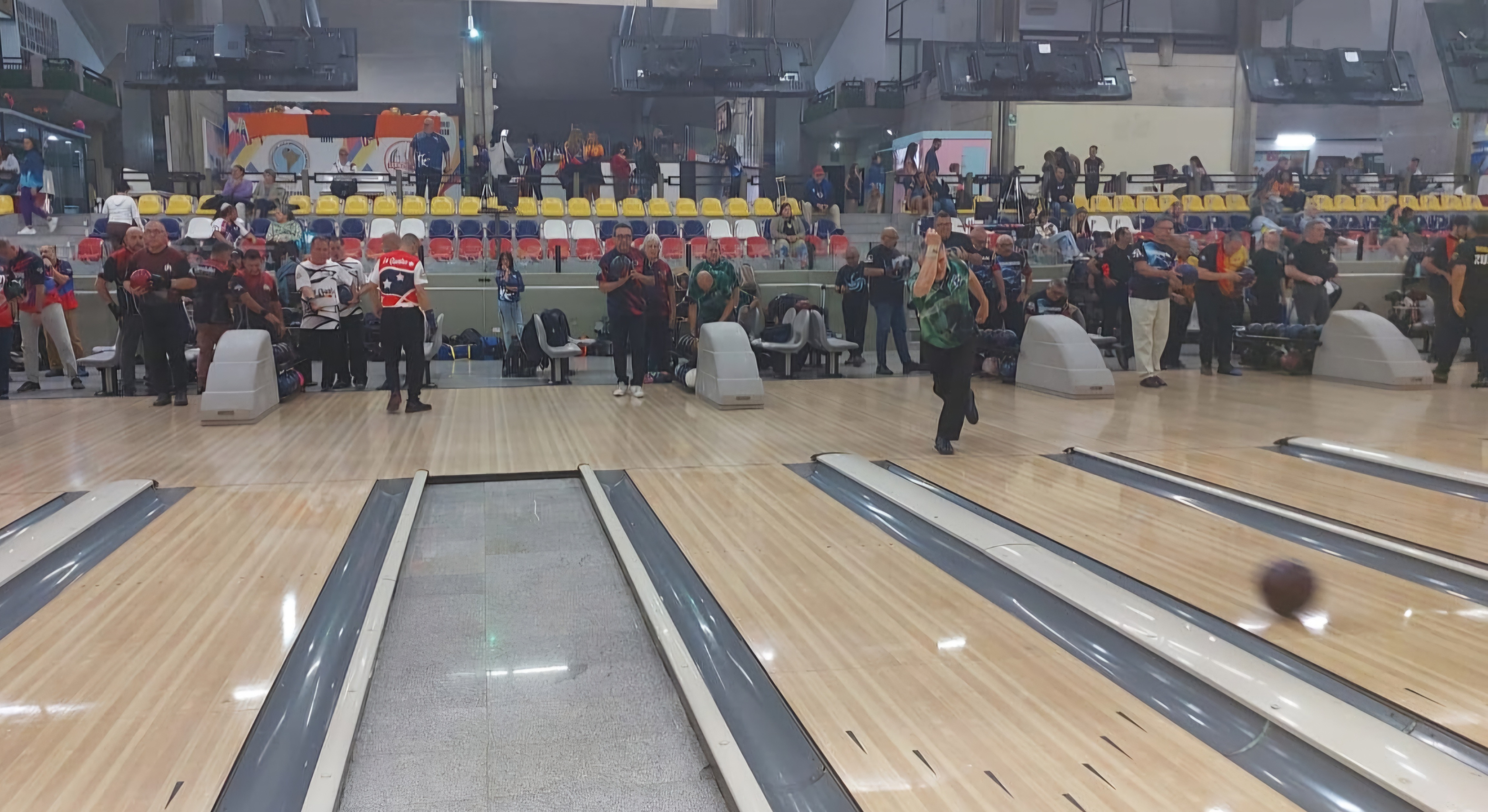 Los bolos se derrumban en Mampote