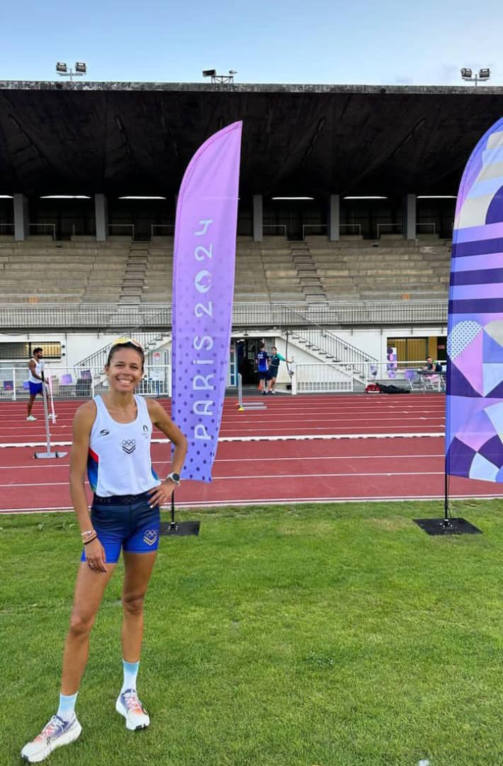 Joselyn Brea pisa tierras francesas