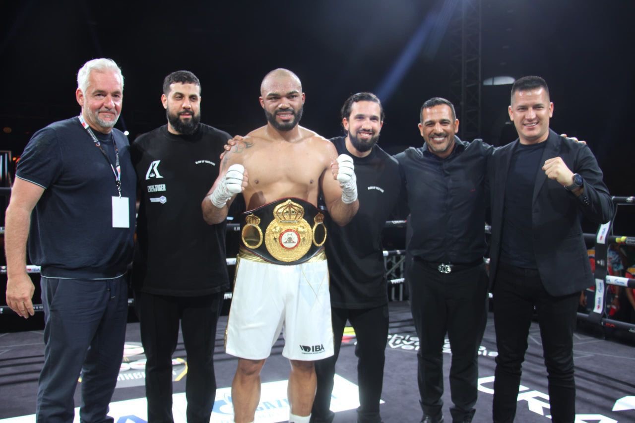 Albert Ramírez noquea y se corona campeón internacional semipesado de la AMB