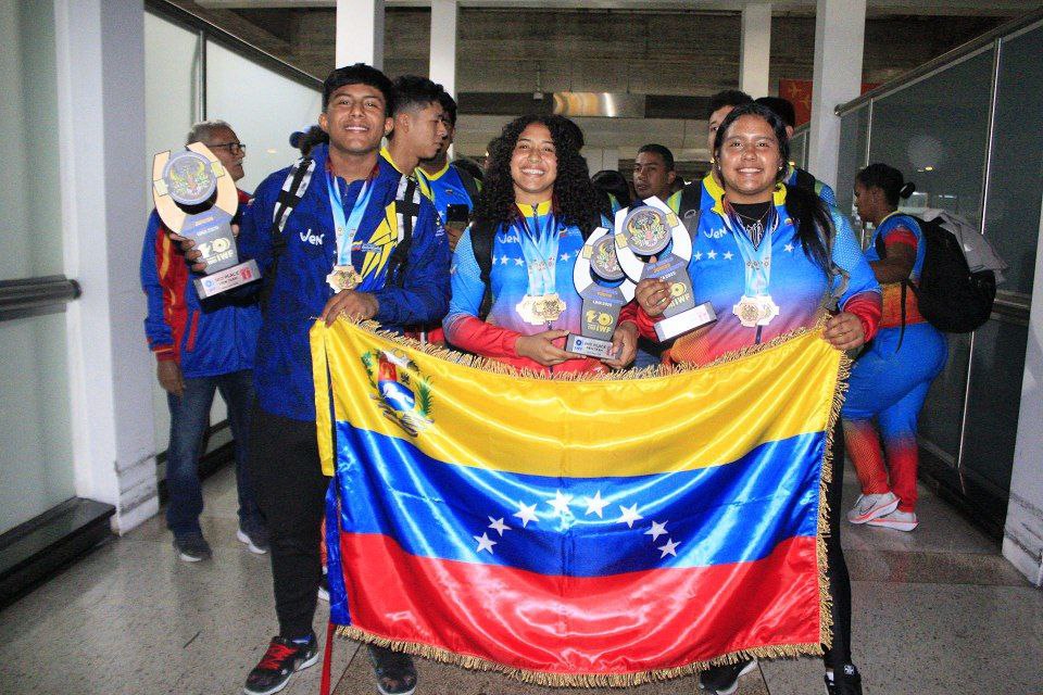 Pesistas volvieron cargados de oro