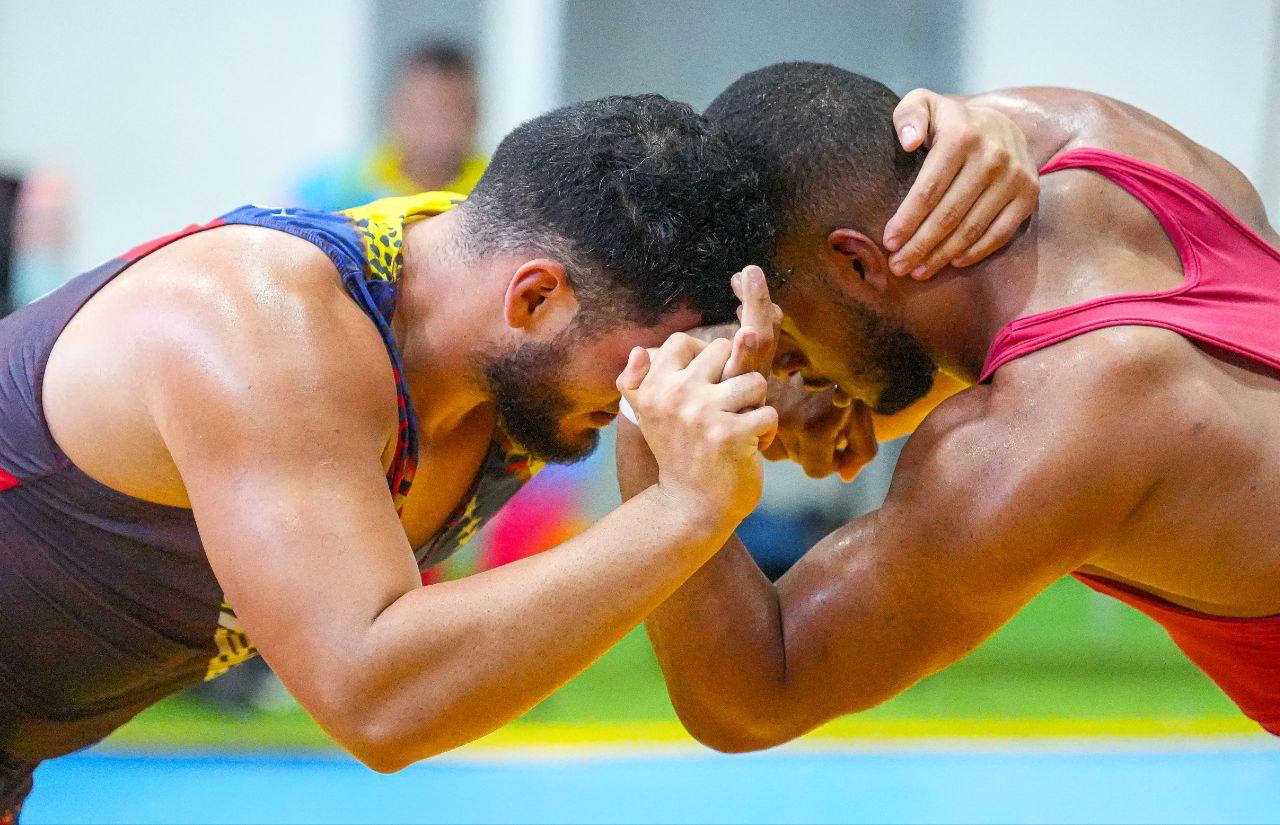 Dos oros y seis cupos para lucha greco