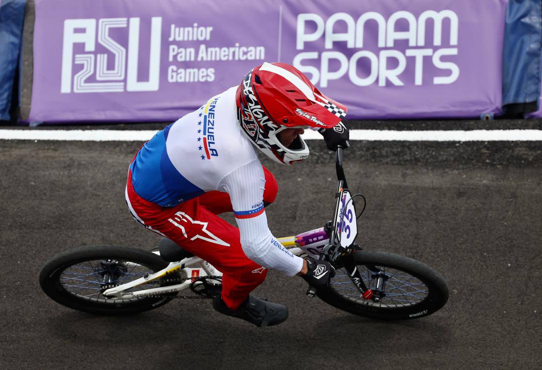 Bmx racing saltó con fuerza al circuito
