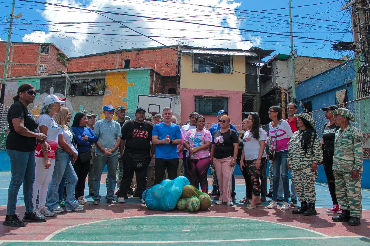 Ministro Cardillo atiende proyectos comunitarios
