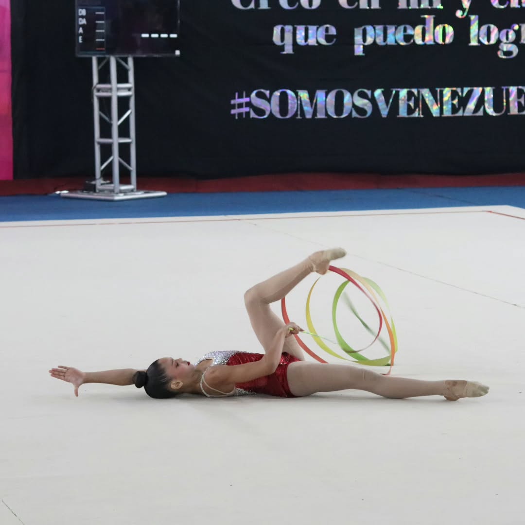 Gimnasia rítmica perfecciona rutinas