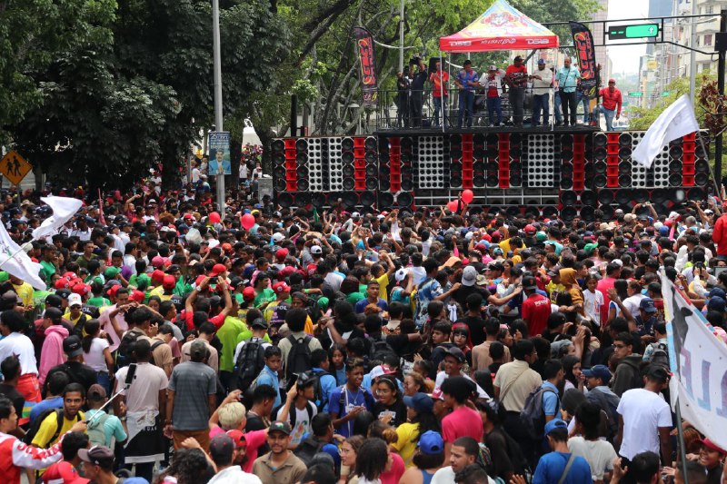 Juventud marchó contra la sanciones imperiales y en defensa del futuro