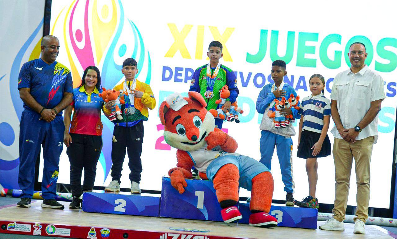 Anyelin inspira a nuevos talentos en pesas