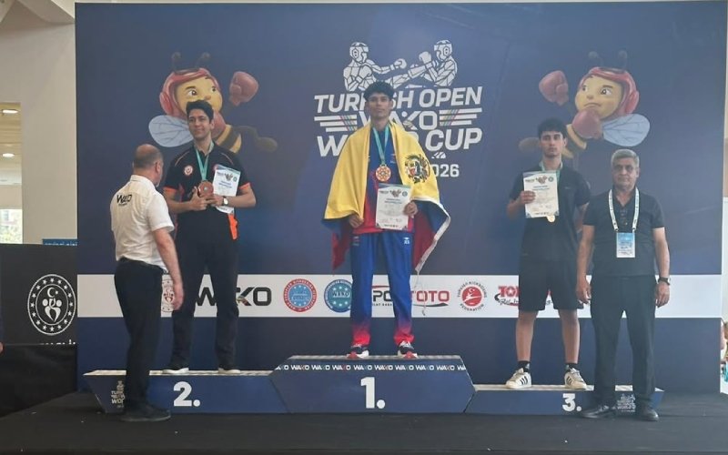 Cobo ganó tres oros en Mundial de Kickboxing