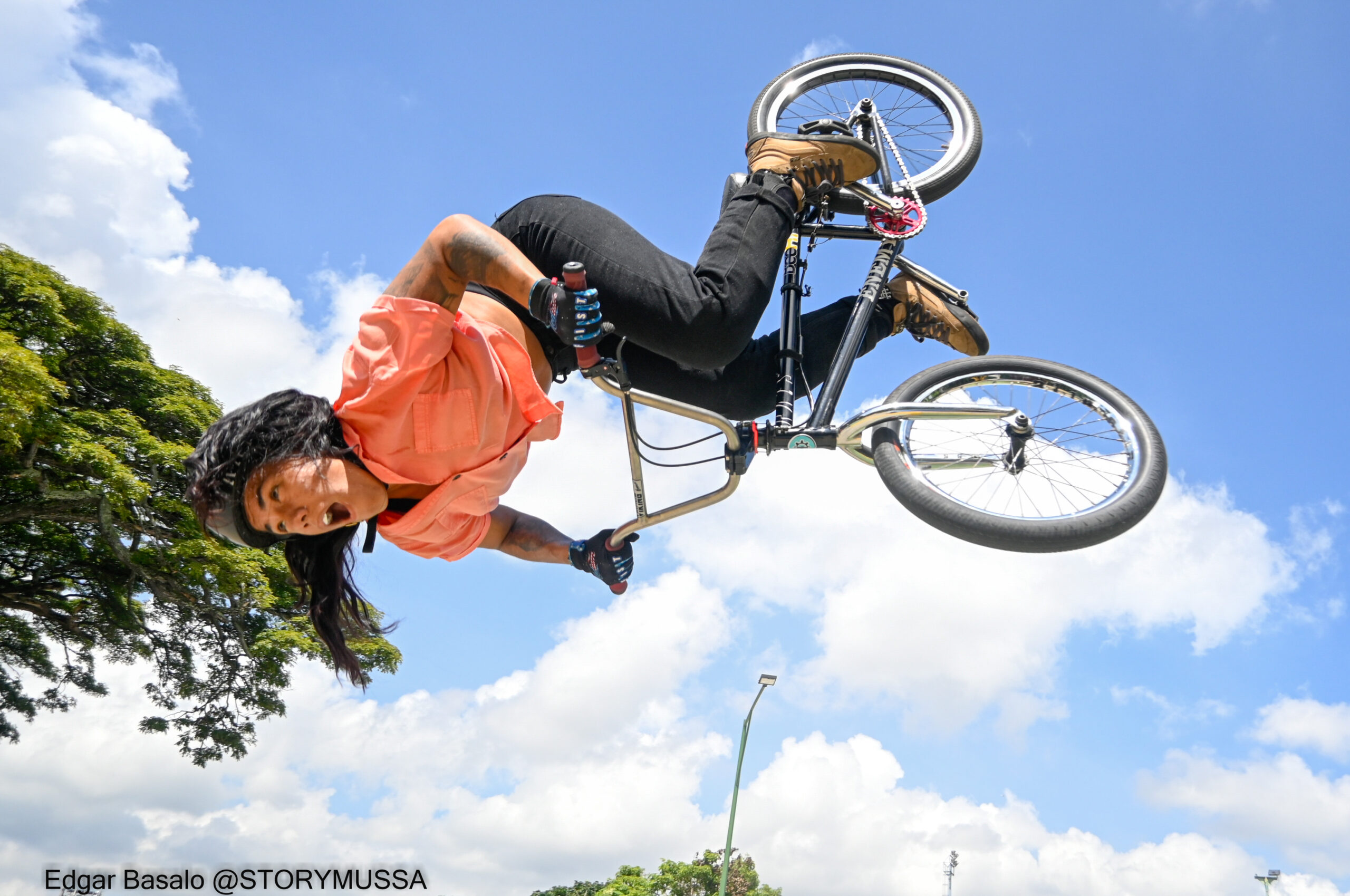Impresionantes trucos en II Válida BMX Libre