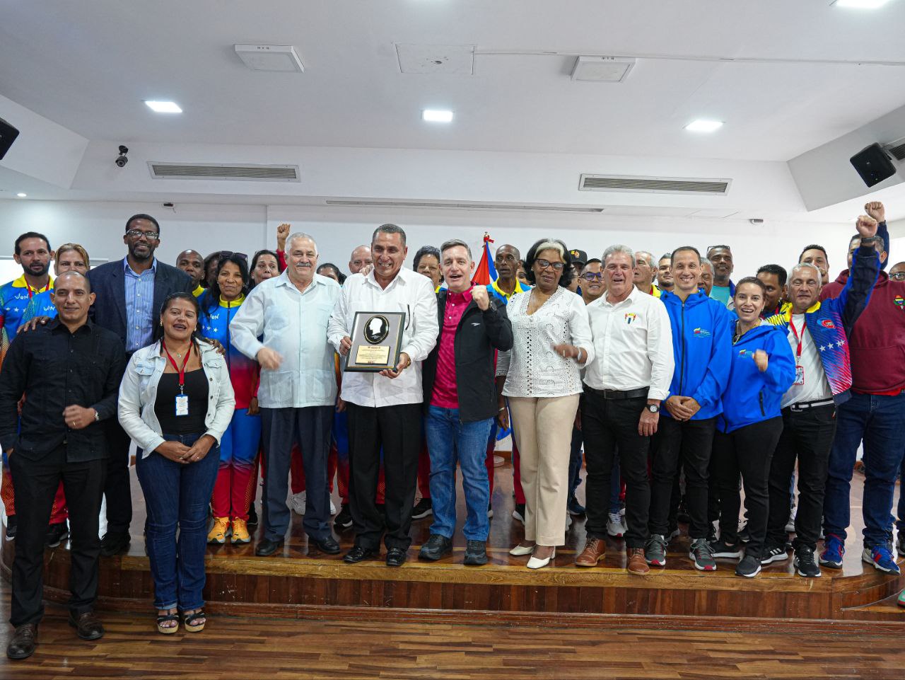 Venezuela honró a jefe de misión cubana