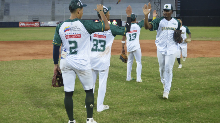 Samanes comanda la Liga Mayor