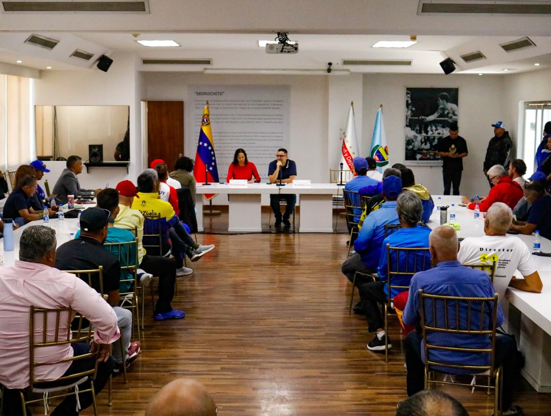 Ministro del Deporte sostuvo encuentro con representantes del tenis campo