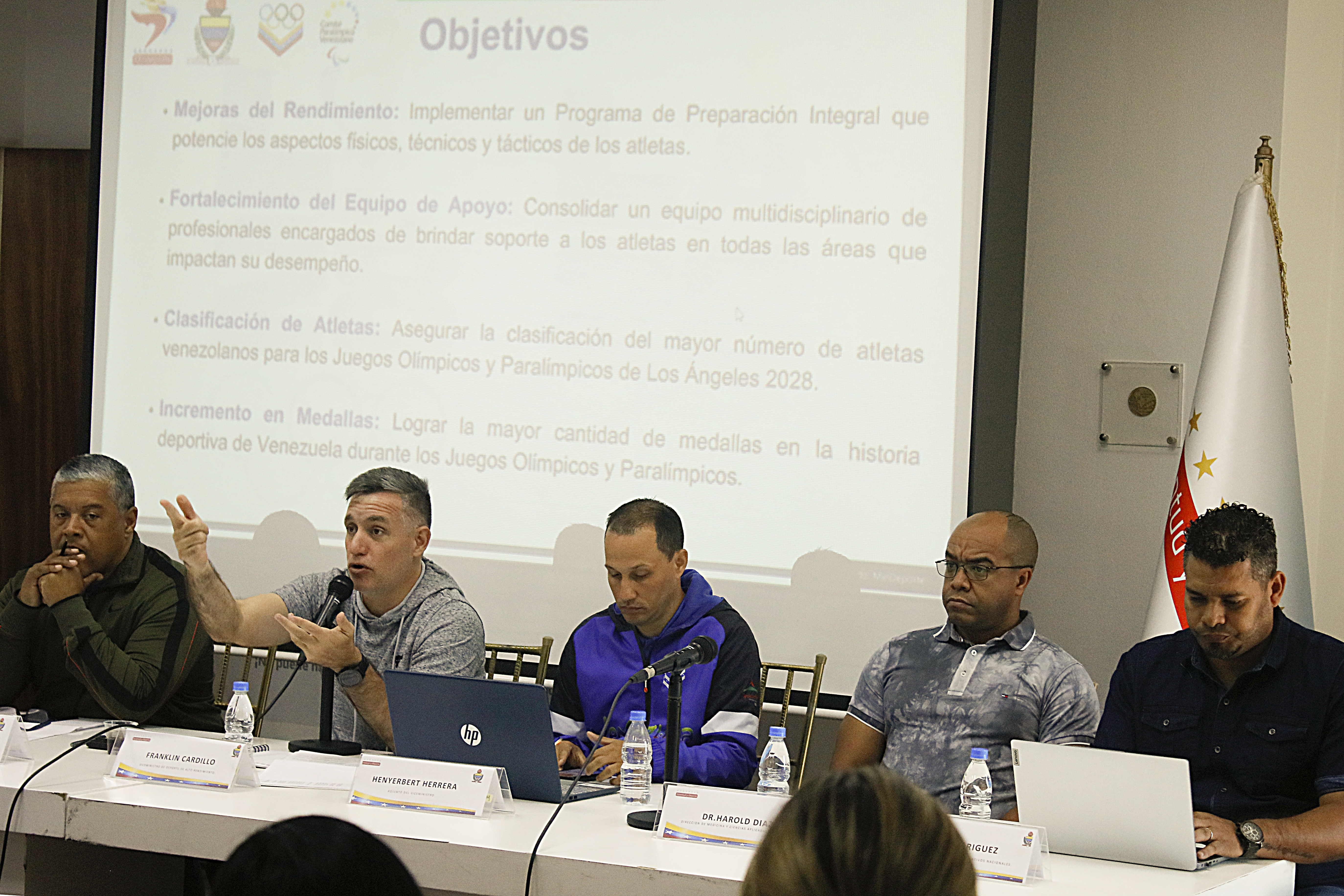 Viceministerio de Alto Rendimiento presenta Plan Los Ángeles 2028 a personal multidisciplinario