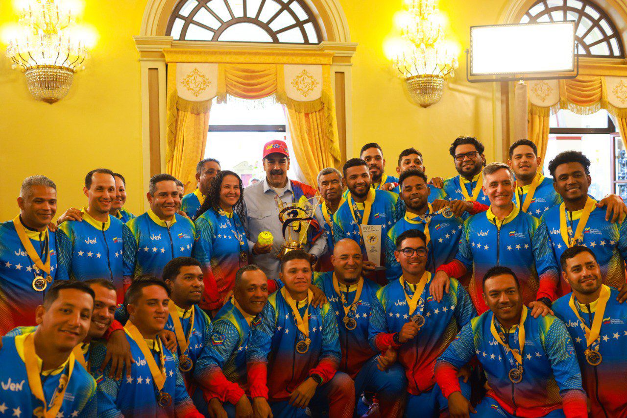 Homenaje a los héroes del softbol
