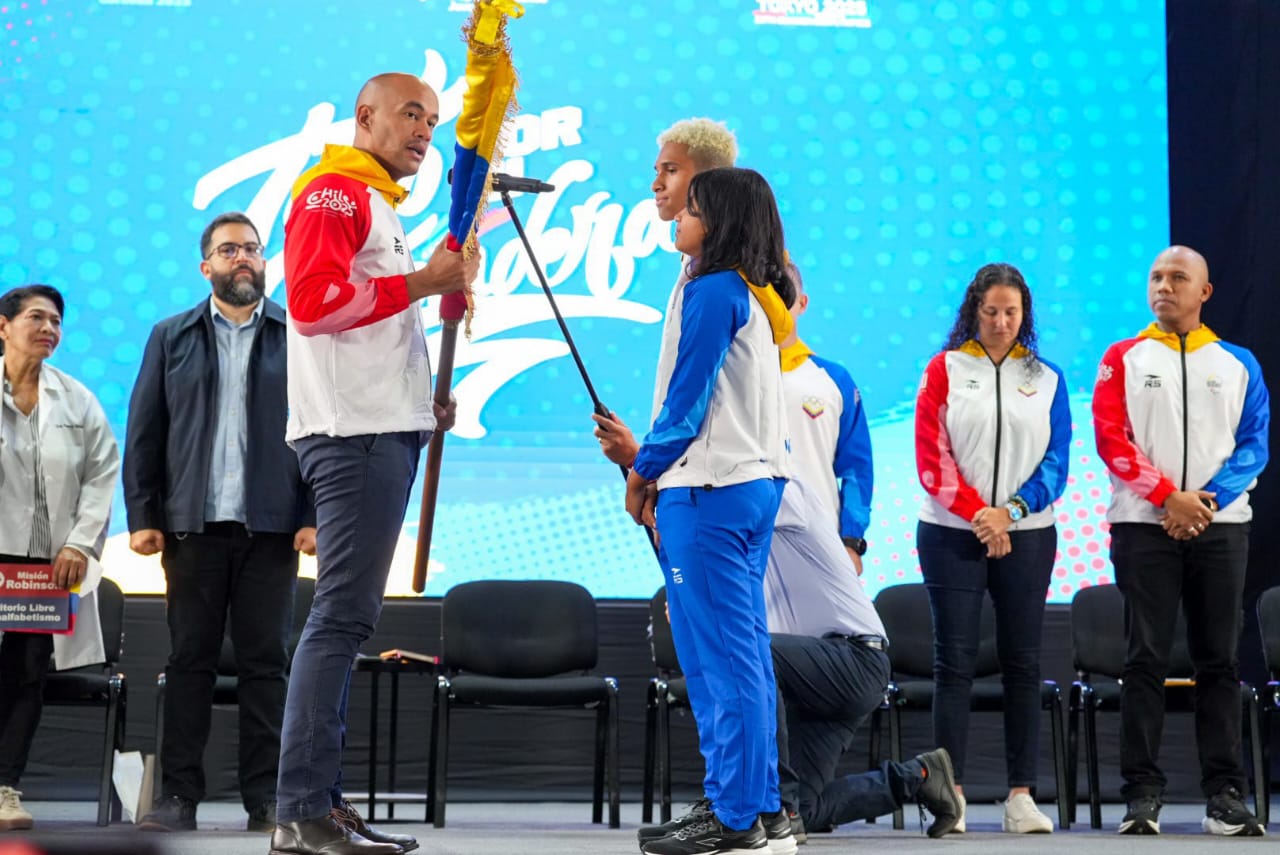 Delegaciones recibieron el tricolor nacional