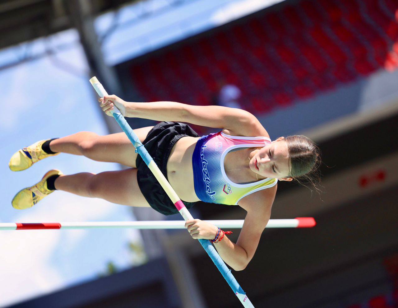 Saavedra campeona en salto con garrocha