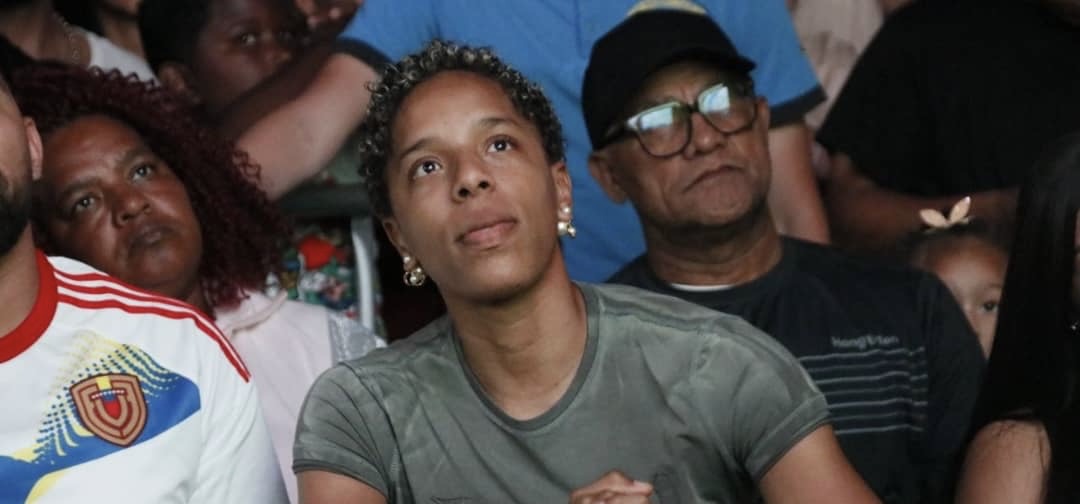 Fanática de oro en Plaza Venezuela