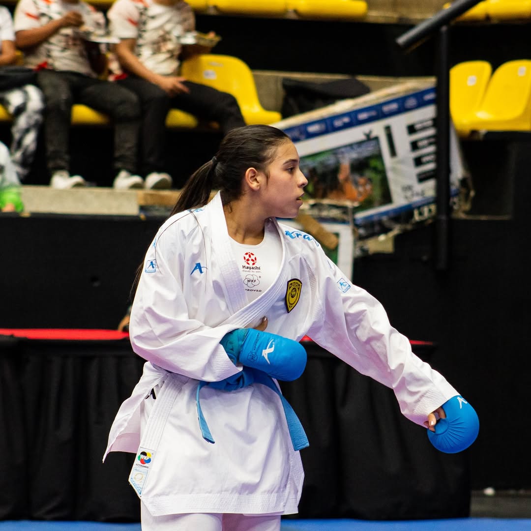 Karate escolar con golpes firmes a Córdoba